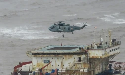 Photo diffusée le 18 mai 2021 par la marine indienne du sauvetage par hélicoptÚre d'employés d'une barge à la dérive pendant le passage du cyclone Tauktae, en inde