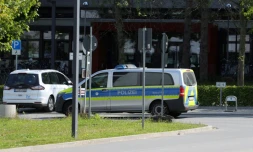 Une voiture de police devant l'université technique de Darmstadt, le 24 août 2021 en Allemagne