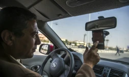Ahmed Mahmoud, chauffeur Uber, cherche un itinéraire sur son smartphone, le 23 février 2016 au Caire
