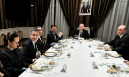 Le ministre de l'Intérieur Gérald Darmanin (2e g) lors d'un dßner avec le sénateur corse Jean-Jacques Panunzi (2e d) et d'autres représentants politiques corses, le 26 février 2024 à Paris