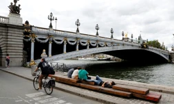 Des promeneurs sur les voies sur berges, le 29 juillet 2015 à Paris