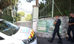 Des policiers devant l'entrée du musée Renoir à Cagnes-sur-Mer aprÚs le vol de quatre oeuvres d'art, le 8 septembre 2026 dans les Alpes-Maritimes