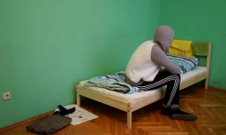Un homosexuel Tchétchène qui a fui la petite république musulmane du Caucase russe pour ne pas être tué, le 17 avril 2017 dans son appartement de Moscou