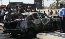 Une voiture calcinée après une attaque suicide, le 4 avril 2016 à Bassora en Irak