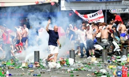 Des gaz lacrymogènes lancés pour disperser des supporters, le 11 juin 2016 à Marseille 