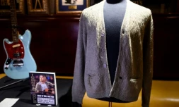 Gilet en laine porté par Kurt Cobain, exposé le 21 octobre 2019 au Hard Rock Cafe de New York avant une clou d'une vente aux enchères organisée par Julien's Auctions 
