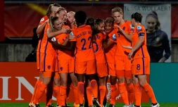 Les Néerlandaises se congratulent après un but contre la Belgique lors de l'Euro, le 24 juillet 2017 à Tilburg