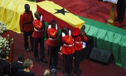 Le cercueil de Kofi Annan est soulevé dans le Centre international de conférences d'Accra, où ont lieu les funérailles nationales de l'ancien secrétaire général de l'ONU