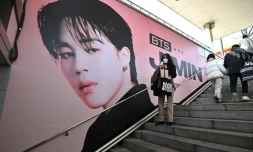 Un portrait géant de Jimin, un des membres du groupe BTS, orne l'entrée d'une station de métro à Séoul, en mars 2022