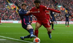 Le milieu égyptien de Liverpool, Mohamed Salah (d), à la lutte avec le défenseur de Bournemouth, Jack Simpson, lors du match de Premier League à Anfield, le 7 mars 2020