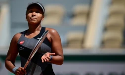 La joueuse de tennis japonaise Naomi Osaka célÚbre sa victoire contre la Roumaine Patricia Maria Tig au premier tour du tournoi de Roland Garros, le 30 mai à Paris