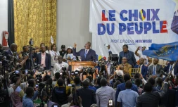 Denis Mukwege (c) s'adresse Ă ses partisans, Ă Kinshasa, le 2 octobre 2023