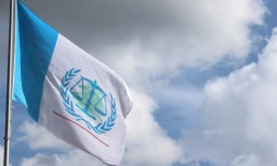 Le drapeau du Tribunal spécial pour le Liban flottant sur son siÚge à Leidschendam, aux Pays-Bas, le 18 août 2020.