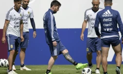 L'attaquant vedette de l'Argentine Lionel Messi contrôle le ballon lors d'une séance d'entraînement à Bronnitsy, le 20 juin 2018  