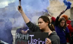 Une manifestante porte une pancarte demandant "Justice", lors d'un rassemblement en soutien à Gisèle Pelicot organisé par le collectif féministe "les Amazones d'Avignon" à proximité du palais de justice de la ville, le 25 novembre 2024