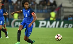 Wendy Renard avec son brassard de capitaine des Bleues lors d'un match amical   contre la Belgique à la Mosson, le 7 juillet 2017