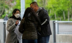 Des gens arrivent dans un centre de vaccination contre le Covid-19 Ă Brooklyn, New York, le 8 mai 2021