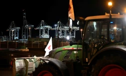 Un tracteur garé sur le port du Havre le 12 janvier 2026