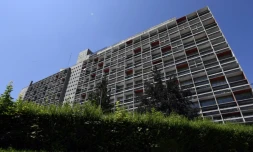 Vue d'un immeuble, le 1er juillet 2016, du quartier de Firminy construit par Le Corbusier dans les années 50, prÚs de Saint-Etienne (Loire)