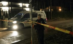 Un policier installe un pĂ©rimĂštre de sĂ©curitĂ© les lieux oĂč Leonid Volkov, un proche du dĂ©funt opposant russe AlexeĂŻ Navalny, a Ă©tĂ© attaquĂ© devant son domicile Ă Vilnius, le 12 mars 2024 en Lituanie