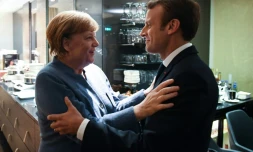 La chancelière allemande Angela Merkel (g) et le président français Emmanuel Macron, le 28 septembre 2017 à Tallinn