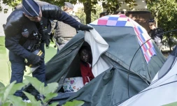 Des policiers procèdent à l'évacuation d'un camp de migrants, le 23 juillet 2018 à Nantes