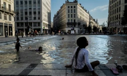 Un enfant se rafraichit Ă Lyon, le 30 juillet 2020