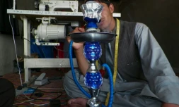 Un jeune homme sorti de l'esclavage sexuel des talibans pour infiltrer la police à Tarin Kot en Afghanistan, le 27 avril 2016