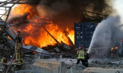 Des pompiers luttent contre un incendie après deux puissantes explosions à Beyrouth, le 4 août 2020