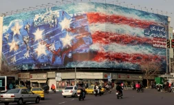 Une immense banderole anti-américaine déployée sur la place d'Enqelab à Téhéran, le 26 janvier 2026 en Iran