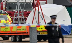 Un camion dans lequel 39 corps ont été découverts est entouré d'un cordon de sécurité par la police aprÚs sa découverte sur la zone industrielle de Waterglade à Grays, à environ 35 km de Londres, le 23 octobre 2019