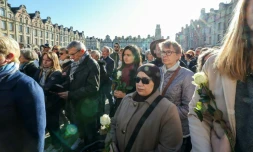 Des personnes rendent hommage à Arras, le 15 octobre 2023, au professeur tué Dominique Bernard