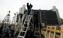 Des journalistes s'installent devant le centre de détention de Tokyo pour attendre la libération de Carlos Ghosn, le 6 mars 2019