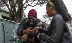 Dominique Walker apportant de l'aide à Mike Wynn, menacé d'expulsion, à Oakland, en Californie, le 28 janiver 2020