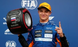 Le pilote britannique de McLaren Lando Norris célèbre sa première pole position glanée au Grand Prix de Russie à Sotchi, le 25 septembre 2021