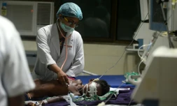 Le personnel médical au chevet d'un enfant à l'hôpital de Gorakhpur, qui a connu de nombreux décès qui seraient dus à une pénurie d'oxygène.