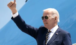 Le président américain Joe Biden sur le point d'embarquer dans Air Force One pour son premier déplacement en Asie, le 19 mai 2022 sur la base d'Andrews, près de Washington