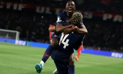 Ousmane Dembélé, auteur d'un doublé, dans les bras de Désiré Doué lors de la victoire 5-4 contre le Bayern Munich lors de la demi-finale aller de Ligue des champions, le 28 avril 2026 au Parc des Princes
