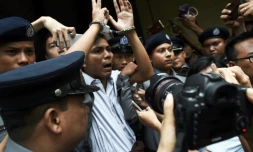 Le journaliste birman Kyaw Soe Oo (c), escorté par des policiers aprÚs sa condamnation à sept ans de prison, le 3 septembre 2018 à Rangoun