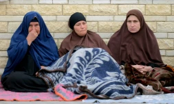 Des proches des victimes de l'attentat contre une mosquée qui a fait 235 morts et 109 blessés vendredi, attendent devant l'hôpital d'Ismaïlia le 25 novembre 2017