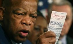 John Lewis brandissant un exemplaire de la Constitution américaine à Washington, le 2 mars 2016