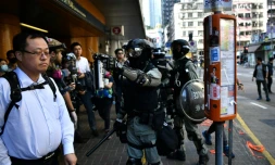 Des policiers dispersent des manifestants prodémocratie à Hong Kong, le 11 novembre 2019