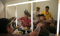 Les membres du groupe de rap indigène brésilien Brô MC'S dans leur loge le 13 mai 2021 avant un concert à Rio de Janeiro