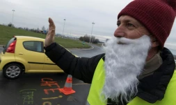 Un "gilet jaune" à un rond-point à Saint-Beauzire (centre), salue les automobilistes, le 15 décembre 2018