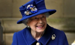 Photo prise le 12 octobre 2021 montrant la reine Elizabeth II souriant alors qu'elle quitte un service religieux donné à Westminster Abbey à Londres, en l'honneur du centenaire de la Légion britannique