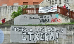 Des graffitis demandant le retour Ă la maison des prisonniers de l'ETA, le 3 mai 2018 Ă Agurain, en Espagne