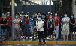 Des parents ont accompagné leurs enfants pour passer le bac à Pékin, le 7 juillet 2020