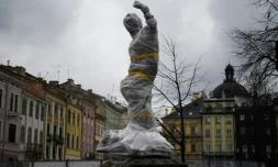 Une statue enveloppée pour la protéger d'éventuels bombardements prÚs de la mairie de Lviv, en Ukraine, le 5 mars 2022
