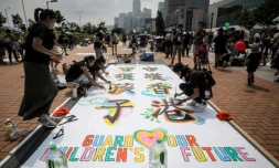 Plusieurs centaines de familles et leurs enfants dans les rues pour manifester leur soutien au mouvement pro-démocratie, le 10 août 2019 à Hong Kong