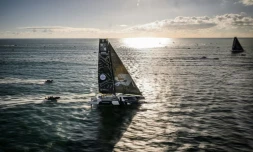 Les trimarans de Charles Caudrelier (Edmond de Rothschild) et Armel Le Cleac'h (Banque populaire), lors du départ de l'Ultim Challenge, le 7 janvier 2024 à Brest